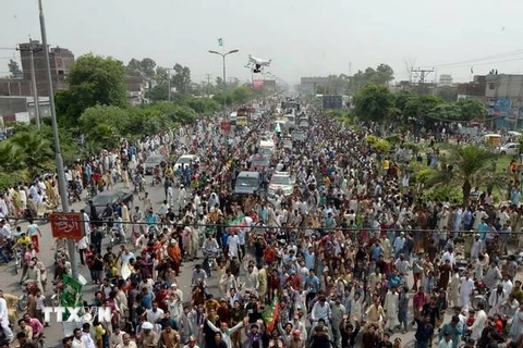 Người biểu tình Pakistan bao vây tòa nhà quốc hội, các bộ chủ chốt