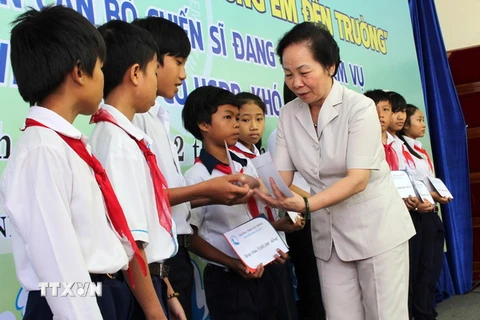 Phó Chủ tịch nước Nguyễn Thị Doan trao học bổng "Cùng em đến trường" cho các em học sinh nghèo học giỏi tỉnh Khánh Hòa. (Ảnh: Tiên Minh-Nguyên Lý/TTXVN)