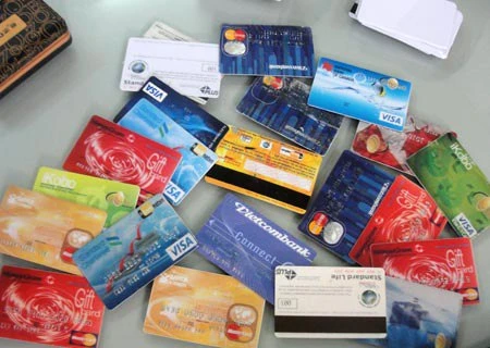 TP.HCM: Tạm giữ, điều tra 2 người Malaysia dùng thẻ ATM giả