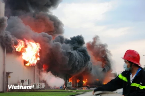 [Photo] Công ty sản xuất mực in Sakata Inx chìm trong biển lửa
