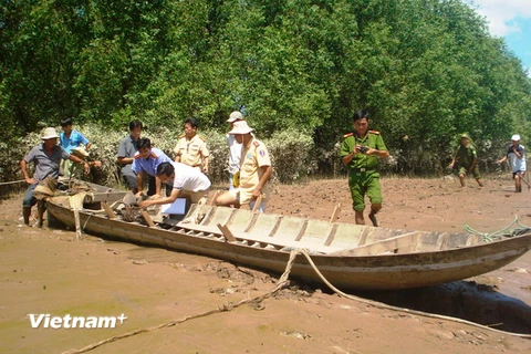 Chìm xuồng giữa sông ở Bến Tre, 2 nữ sinh bị nước cuốn mất tích