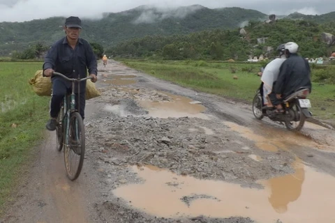 Phú Yên: Người dân tự lập gác chắn vì xe tải cày nát đường 