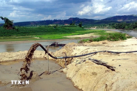 Ngừng hoạt động hút cát tại các đoạn sạt lở bờ sông Vàm Cỏ Đông