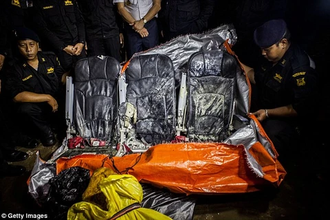 [Photo] Tìm kiếm hộp đen QZ8501 và trục vớt thi thể các nạn nhân