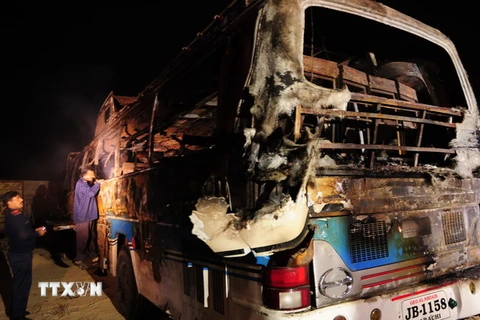 Xe bồn chở dầu đâm xe buýt ở Pakistan làm 57 người chết thảm