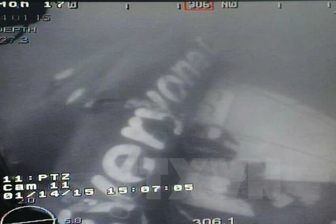 Thợ lặn tiếp tục tìm kiếm thi thể các nạn nhân bị kẹt trong QZ 8501