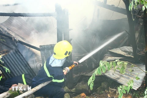 Nghệ An: Kho bốc cháy dữ dội khi công nhân đang làm việc