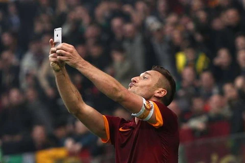 "Tự sướng" bằng iPhone, Totti bị điều tra quảng cáo trá hình 