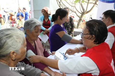 Đoàn bác sỹ Việt Nam-Hàn Quốc khám bệnh cho người nghèo