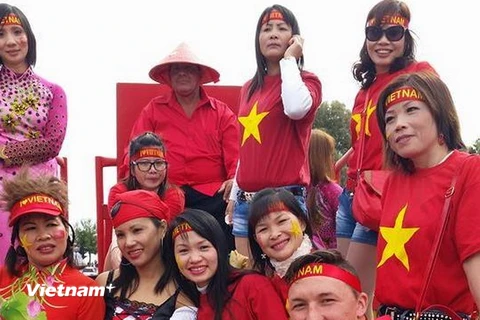 Tà áo dài Việt Nam khoe sắc trong Lễ hội Carnaval tại Cyprus
