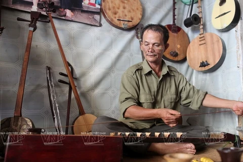 Bàn tay tài hoa của người thợ chế tác các loại nhạc cụ dân tộc
