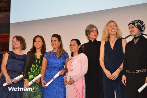 Nhà khoa học Việt diện áo dài lên nhận giải L'Oréal-UNESCO
