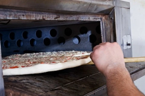 Người Italy lo ngại bánh pizza ngày càng mất chất truyền thống