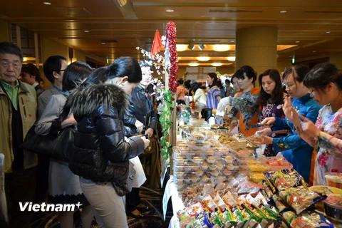 Gian hàng Việt Nam hút khách tại Hội chợ từ thiện ở Nhật Bản