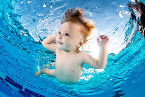 [Photo] Những khoảnh khắc tập bơi đáng yêu và hài hước của bé