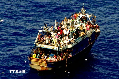 Italy giải cứu hơn 1.000 người nhập cư gốc Bắc Phi đang kiệt sức