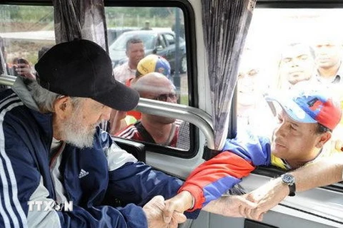 Lãnh tụ Fidel Castro trò chuyện với sinh viên qua điện thoại