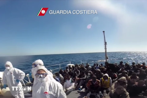 Italy lại cứu hơn 500 người di cư trái phép lênh đênh trên biển