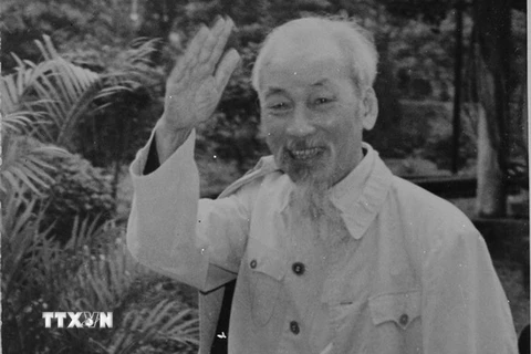 Hồ Chí Minh - Gương đạo đức cách mạng và thực hiện tập trung dân chủ