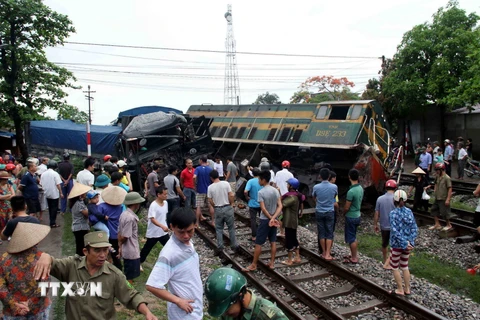 Thái Nguyên: Xe ôtô tải đâm tàu hỏa trật bánh khỏi đường ray