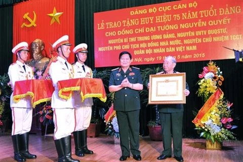 Trao tặng Huy hiệu 75 năm tuổi Đảng cho Đại tướng Nguyễn Quyết