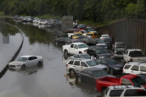 Phương tiện giao thông bị mắc kẹt trên một xa lộ bị ngập tại Houston ngày 26/5. (Nguồn: AFP)