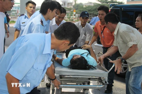 Công nhân nghi bị ngộ độc khí được đưa đi cấp cứu tại Bệnh viện đa khoa Đồng Nai. (Ảnh: Sỹ Tuyên/TTXVN)