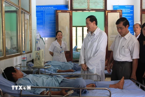Đoàn công tác tỉnh Hà Giang thăm 20 bệnh nhân bị ngộ độc nấm lạ tại Bệnh viện Đa khoa huyện Yên Minh. (Ảnh: Hoàng Lan/TTXVN)
