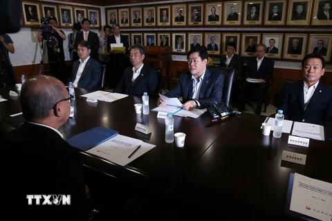 Thủ tướng Hàn Quốc Choi Kyung-hwan (thứ ba, trái) chủ trì cuộc họp của các Bộ trưởng Chính phủ tại Seoul ngày 2/6. (Nguồn: Yonhap/TTXVN)