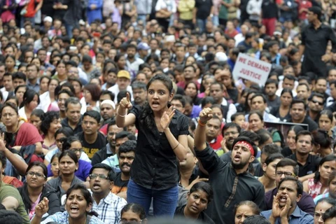Ấn Độ: Phẫn nộ vì tội phạm hiếp dâm chỉ bị phạt đánh bằng giầy