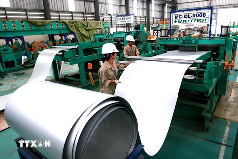 Sản xuất thép tấm tại Công ty TNHH Siam Steel Việt Nam. (Ảnh: Huy Hùng/TTXVN)