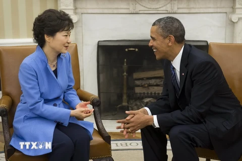 Tổng thống Park Geun-hye (trái) trong cuộc gặp với Tổng thống Mỹ Barack Obama tại Washington, DC, Mỹ ngày 7/5/2013. (Nguồn: AFP/TTXVN)