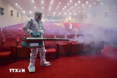  Nhân viên y tế Hàn Quốc phun thuốc khử trùng nhằm ngăn ngừa sự lây lan của MERS tại thủ đô Seoul ngày 12/6. (Nguồn: AFP/TTXVN)
