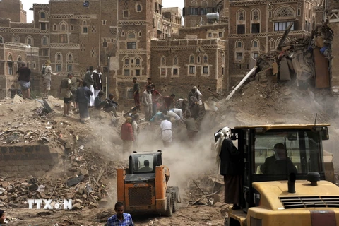 Cảnh đổ nát của thành cổ Sanaa sau vụ oanh tạc của liên quân ngày 12/6. (Nguồn: AFP/TTXVN)