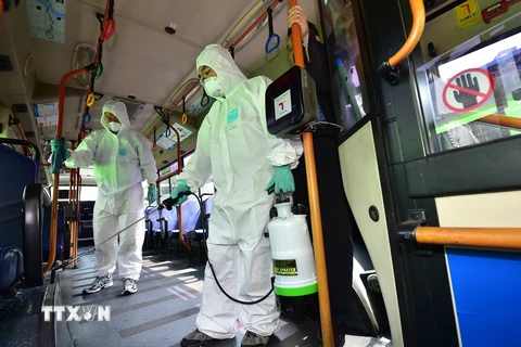 Nhân viên y tế Hàn Quốc phun thuốc khử trùng để ngăn chặn sự lây lan của MERS tại thủ đô Seoul ngày 15/6. (Nguồn: AFP/TTXVN)