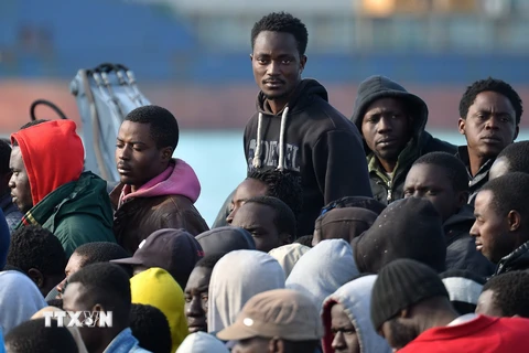  Những người di cư sau khi được hải quân Italy cứu và đưa về cảng Sicili. (AFP/TTXVN)