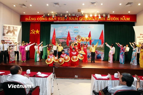 Tiết mục ca múa 'Việt Nam quê hương tôi' của Cơ quan TTXVN khu vực phía Nam chào mừng Liên hoan. (Ảnh: Mạnh Linh/TTXVN)