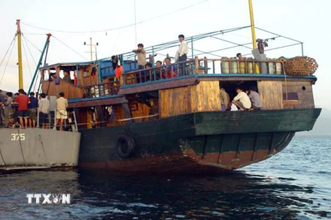 Hải quân Philippines ngăn chặn ngư dân Trung Quốc đánh bắt hải sản tại khu vực Bãi cạn Scarborough tháng 4/2012. (Nguồn: AFP/TTXVN)