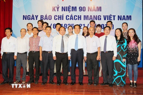 Thủ tướng Nguyễn Tấn Dũng chụp ảnh kỷ niệm với đại diện các cơ quan báo chí Trung ương và địa phương. (Ảnh: Đức Tám/TTXVN)