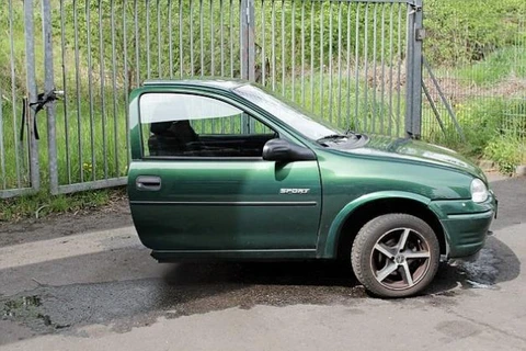 Chiếc xe Opel bị cưa đôi sau cuộc tình tan vỡ. (Nguồn: B Times)