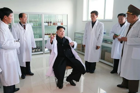Các nhà khoa học Triều Tiên, dẫn đầu bởi Kim Jong-un, tuyên bố đã chữa khỏi AIDS, Ebola, SARS và MERS. (Nguồn: mirror.co.uk)