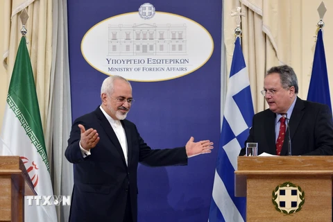 Ngoại trưởng Iran Mohammad Javad Zarif (trái) chỉ trích Nhóm P5+1 đã đưa ra 'những yêu cầu quá mức' trong các cuộc đàm phán. (Nguồn: AFP/TTXVN)