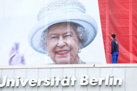 Ảnh của Nữ hoàng Elizabeth II được đặt trên lối vào Đại học Kỹ thuật Berlin trước chuyến thăm của bà. (Nguồn: Reuters)