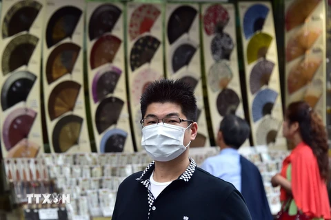 Người dân Hàn Quốc đeo khẩu trang để phòng tránh lây nhiễm MERS ở thủ đô Seoul ngày 19/6. (Nguồn: AFP/TTXVN)