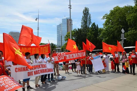 Đoàn diễu hành tại khu vực quảng trường Liên hợp quốc. (Ảnh: Tố Uyên-Hoàng Long/Vietnam+) 