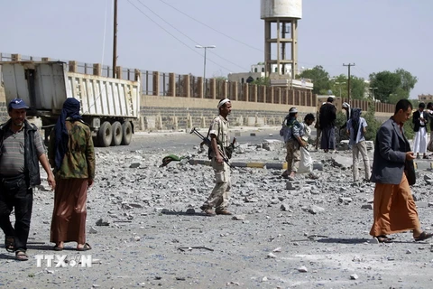 Cảnh đổ nát sau các cuộc không kích của liên quân Arab tại khu vực phía bắc thủ đô Sanaa ngày 31/5. (Nguồn: AFP/TTXVN)