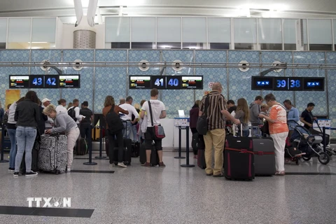 Khách du lịch làm thủ tục tại sân bay quốc tế Enfidha để rời khỏi Tunisia ngày 27/6. (Nguồn: AFP/TTXVN)