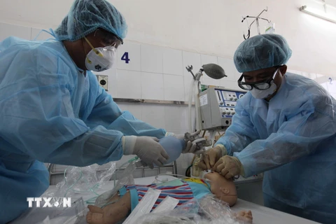 Bệnh viện Nhi Đồng 1 diễn tập tình huống đặt ống nội khí, lấy máu xét nghiệm MERS - CoV. (Ảnh: Phương Vy/TTXVN)