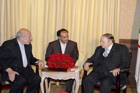 Tổng thống Algeria Abdelaziz Bouteflika (phải) tiếp ông Hamid Chitchian, đặc phái viên của Tổng thống Iran Hassan Rohani. (Nguồn: APS)