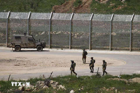 Binh sỹ Israel tuần tra gần hàng rào biên giới Israel-Syria. (Nguồn: AFP/TTXVN) 